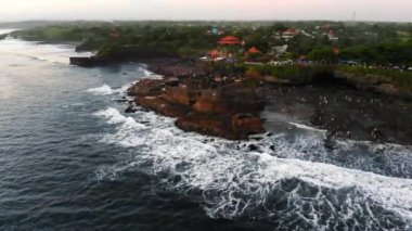 Bir çarpıcı Tanah çok tapınağın Bali Adası, Endonezya hava atış