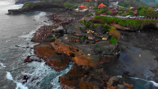 Luftaufnahme eines atemberaubenden Tanah-Lot-Tempels auf der Bali-Insel, Indonesien — Stockvideo