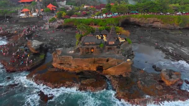 Аэросъемка потрясающего храма Тана Лота на острове Бали, Индонезия — стоковое видео