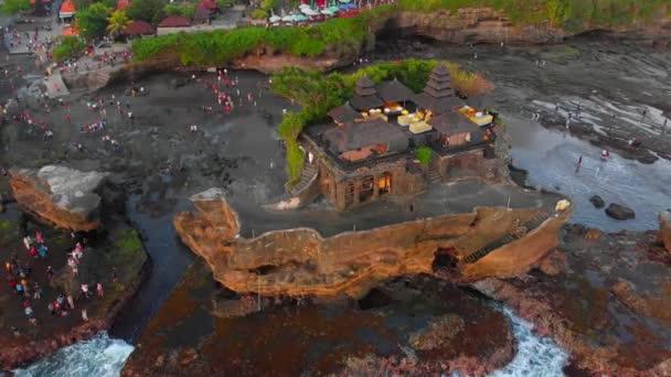 Fotografia aérea de um impressionante Templo Tanah Lot na Ilha Bali, Indonésia — Vídeo de Stock