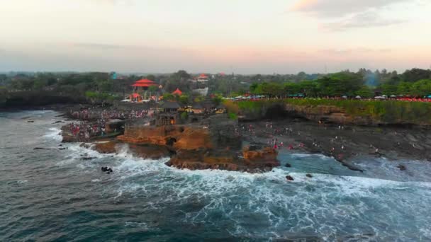Foto aérea de un impresionante templo de Tanah Lot en la isla de Bali, Indonesia — Vídeo de stock