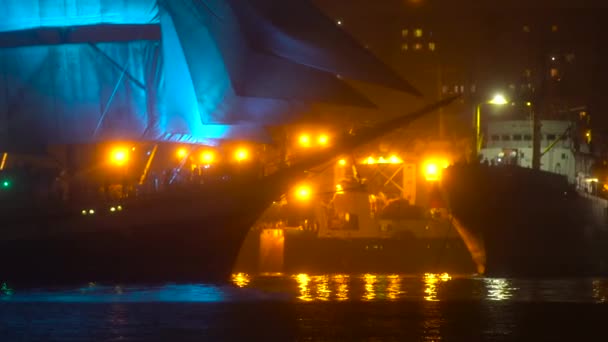 По гавани плавает большое парусное судно с голубым освещением. Концепция больших человеческих усилий и стремлений — стоковое видео