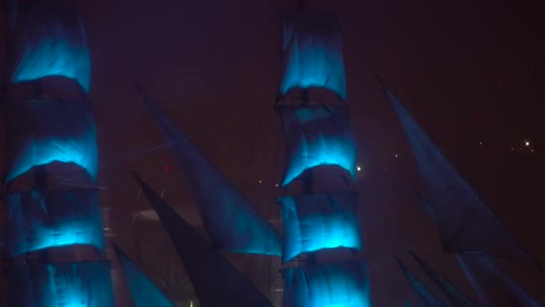 Un gran velero con iluminación azul navega a lo largo del puerto. El concepto de grandes esfuerzos y aspiraciones humanas — Vídeo de stock