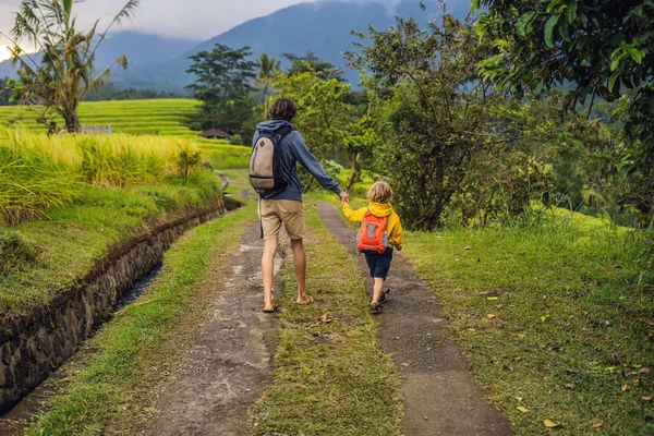 Táta Syn Pěšky Podél Cesty Poblíž Sopky Ostrově Bali — Stock fotografie