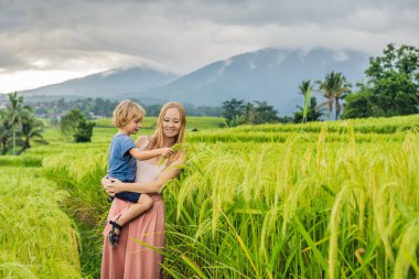 Anne ve oğlu yolcuları Jatiluwih pirinç terasları, Bali, Endonezya poz