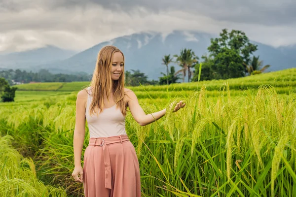 Junge Reiserin Posiert Vor Jatiluwih Reisterrassen Bali Indonesien — Stockfoto