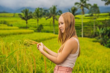 Genç kadın gezgin Jatiluwih pirinç terasları, Bali, Endonezya poz