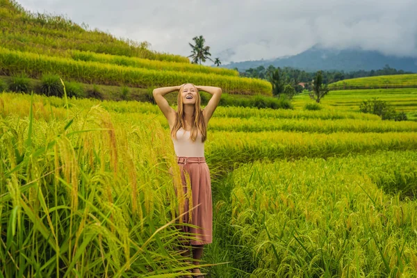 Jovem Viajante Posando Jatiluwih Rice Terraces Bali Indonésia — Fotografia de Stock