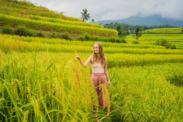 Junge Reisende Frau Fuß Auf Jatiluwih Reis Terrassen Bali Indonesien — Stockfoto