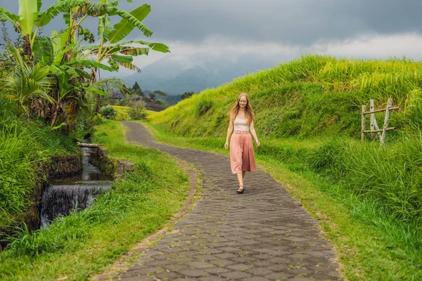 Junge Reisende Frau Fuß Auf Jatiluwih Reis Terrassen Bali Indonesien — Stockfoto