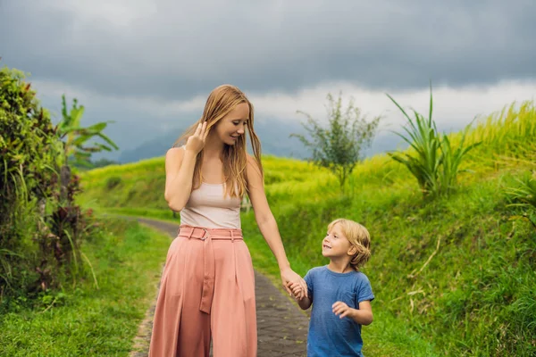 Moeder Zoon Reizigers Wandelen Jatiluwih Rijstvelden Bali Indonesië — Stockfoto