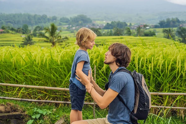 Táta Syn Cestující Vystupují Jatiluwih Rýžové Terasy Bali Indonésie — Stock fotografie
