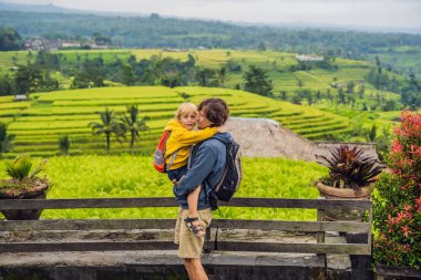 Baba ve oğul yolcuları Jatiluwih pirinç terasları, Bali, Endonezya poz