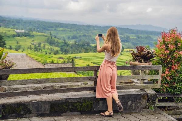 Genç Kadın Gezgin Alarak Fotoğraf Jatiluwih Pirinç Terasları Bali Endonezya — Stok fotoğraf