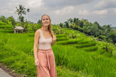 Genç kadın gezgin tarafından Jatiluwih pirinç terasları, Bali, Endonezya poz