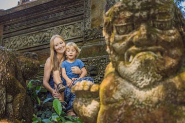 Anne ve oğlu maymun orman, Bali, Endonezya'da Ubud ormanda keşfetmek.