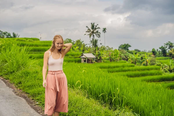 Junge Reiserin Posiert Vor Jatiluwih Reisterrassen Bali Indonesien — Stockfoto