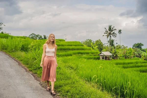 ジャティルウィの棚田 インドネシア バリ島で歩く若い女性旅行者 — ストック写真