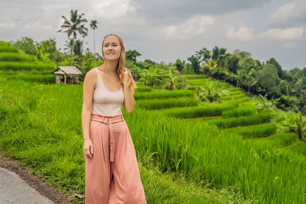 Jovem Viajante Posando Por Jatiluwih Rice Terraces Bali Indonésia — Fotografia de Stock