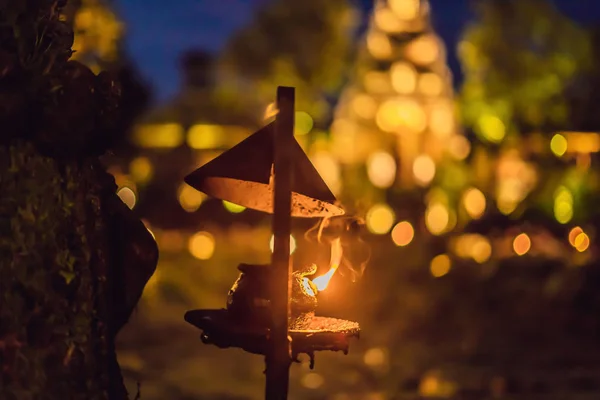 Vue imprenable sur la nuit du temple Pura Taman Kemuda Saraswati à Ubud, île de Bali, Indonésie — Photo