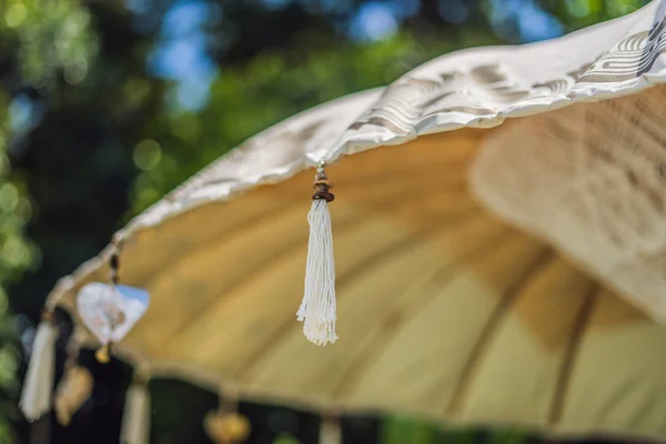Traditionele Balinese gele zon paraplu met franjes — Stockfoto