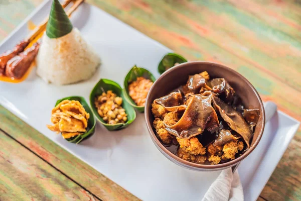 Hidangan Asia Tradisional Terdiri Dari Nasi Ikan Goreng Dengan Jamur — Stok Foto