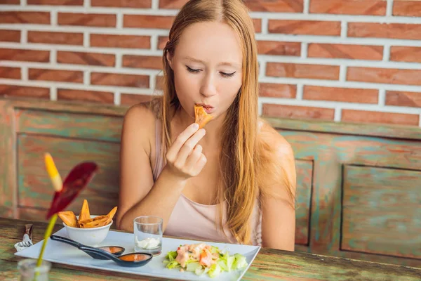 Salata Samosa Kafede Soslar Ile Geleneksel Hint Yemek Yeme Kadın — Stok fotoğraf