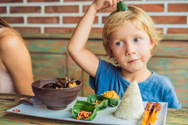 Ragazzo Mangiare Caffè Tradizionale Piatto Asiatico Con Riso Pesce Fritto — Foto Stock