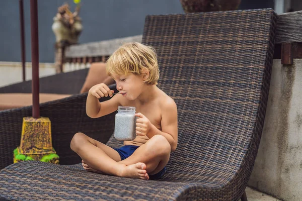 Niño Comiendo Pudín Chía Mañana Silla Junto Piscina — Foto de Stock