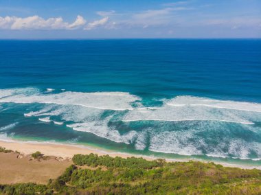 boş Bali Beach fırtınalı denizde ve mavi gökyüzü ile havadan görünümü