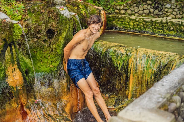 Man Turister Poserar Med Vattenströmmen Belulang Hot Spring Pool Bali — Stockfoto
