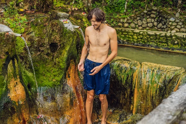 Homem Turista Posando Com Fluxo Água Piscina Belulang Hot Spring — Fotografia de Stock