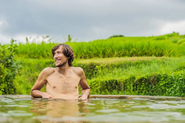 Турист Позирует Бассейне Belulang Hot Spring Рисовым Полем Заднем Плане — стоковое фото