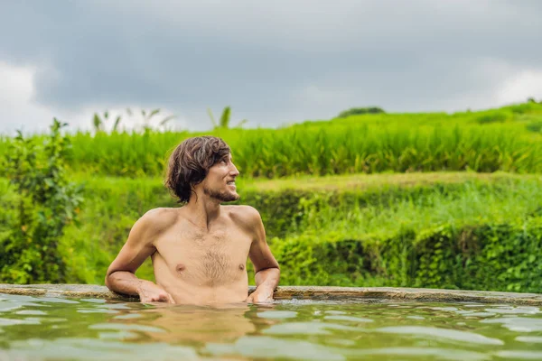 Турист Позирует Бассейне Belulang Hot Spring Рисовым Полем Заднем Плане — стоковое фото