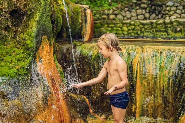 Garçon Touriste Posant Avec Flux Eau Belulang Hot Spring Piscine — Photo