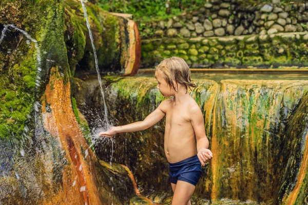 Garçon Touriste Posant Avec Flux Eau Belulang Hot Spring Piscine — Photo