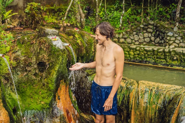 Uomo Turistico Posa Con Flusso Acqua Piscina Belulang Hot Spring — Foto Stock