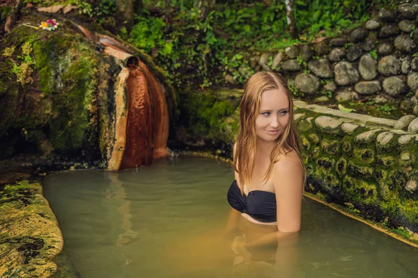 印尼巴厘岛 Belulang 温泉泳池身着比基尼的年轻女子 — 图库照片