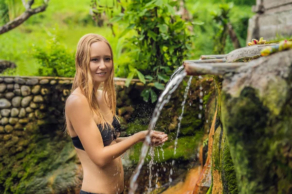 Jonge Vrouw Die Het Dragen Van Bikini Poseren Belulang Hot — Stockfoto