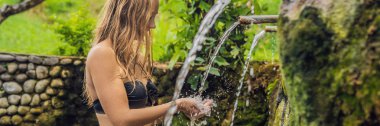 Belulang kaplıca havuzu su akışı, Bali, Endonezya ile poz bikini giyen genç kadın