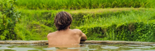 Вид Сзади Человека Позирующего Бассейне Belulang Hot Spring Рисовым Полем — стоковое фото