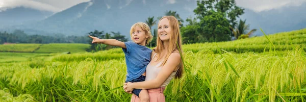 Viajeros Madre Hijo Posando Jatiluwih Rice Terrazas Bali Indonesia — Foto de Stock