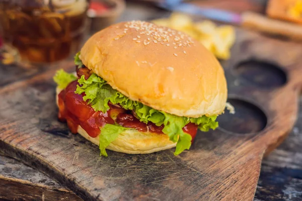 Primer plano de hamburguesa fresca con papas fritas en mesa de madera con tazones de salsa de tomate. estilo de vida comida — Foto de Stock
