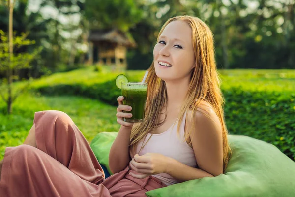 Молодая Женщина Свежим Зеленым Овощным Соком Сидит Открытом Воздухе Пышной — стоковое фото
