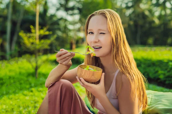 Jovem Mulher Sentada Livre Comendo Salada Fresca Tigela Madeira — Fotografia de Stock