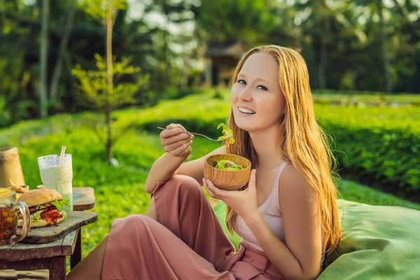 Jovem Mulher Sentada Livre Comendo Salada Fresca Tigela Madeira — Fotografia de Stock
