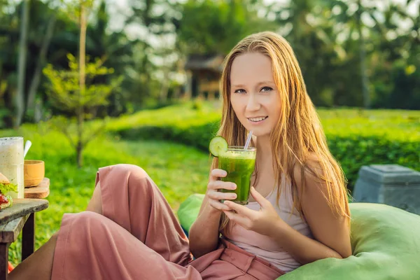 Mulher Nova Com Suco Legumes Verde Fresco Sentado Livre Vegetação — Fotografia de Stock