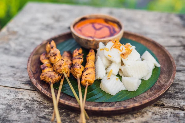 Sate Ayam Indonesia Disajikan Dengan Lontong Dan Saus Kacang Piring — Stok Foto