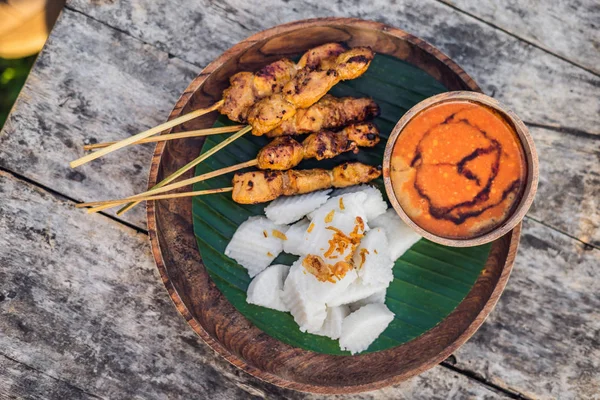 Satay Frango Indonésio Servido Com Molho Lontong Amendoim Placa Madeira — Fotografia de Stock