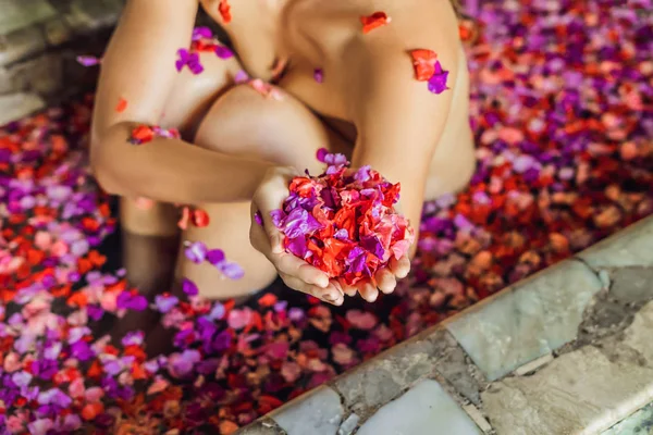 Genç Kadın Tropikal Çiçeklerin Taç Yaprakları Ile Spa Banyo Kırpılmış — Stok fotoğraf